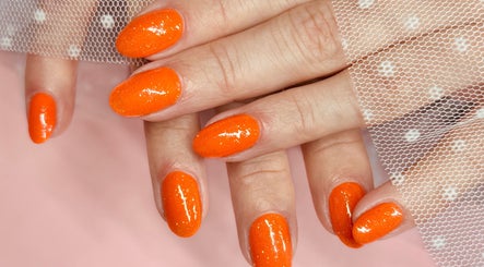 Іскристий оранжевий манікюр від Nagelstylist Olha, Joure, Friesland, NL.