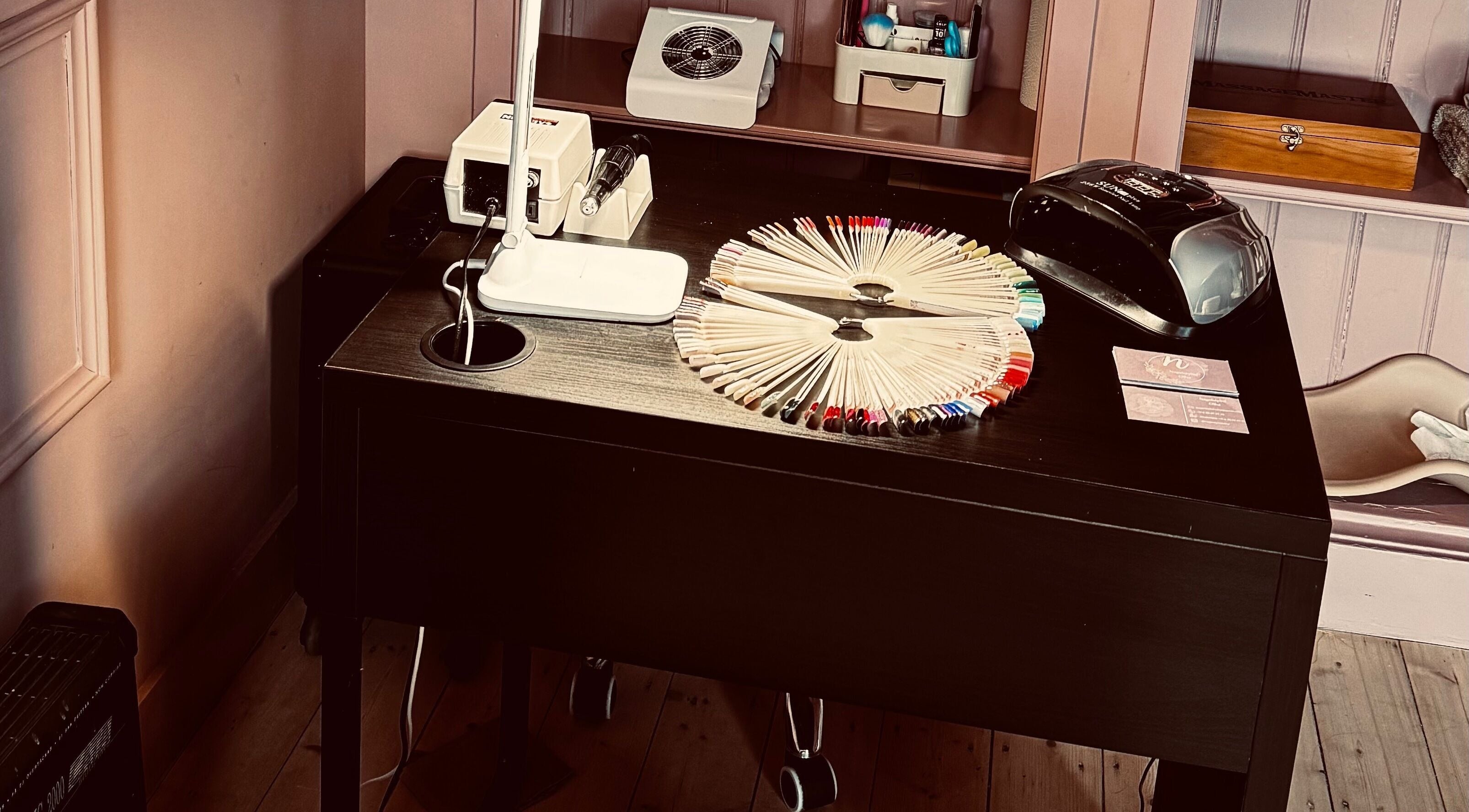 Робоче місце в Nagelstylist Olha, Heerenveen, Friesland, NL, з великою палітрою лаків.