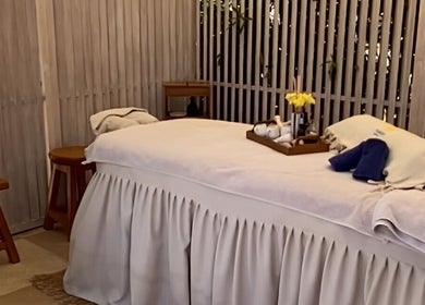 Cozy massage room at Enkardia Wellness, Γλυφάδα, GR featuring relaxing ambiance and plush treatment table.