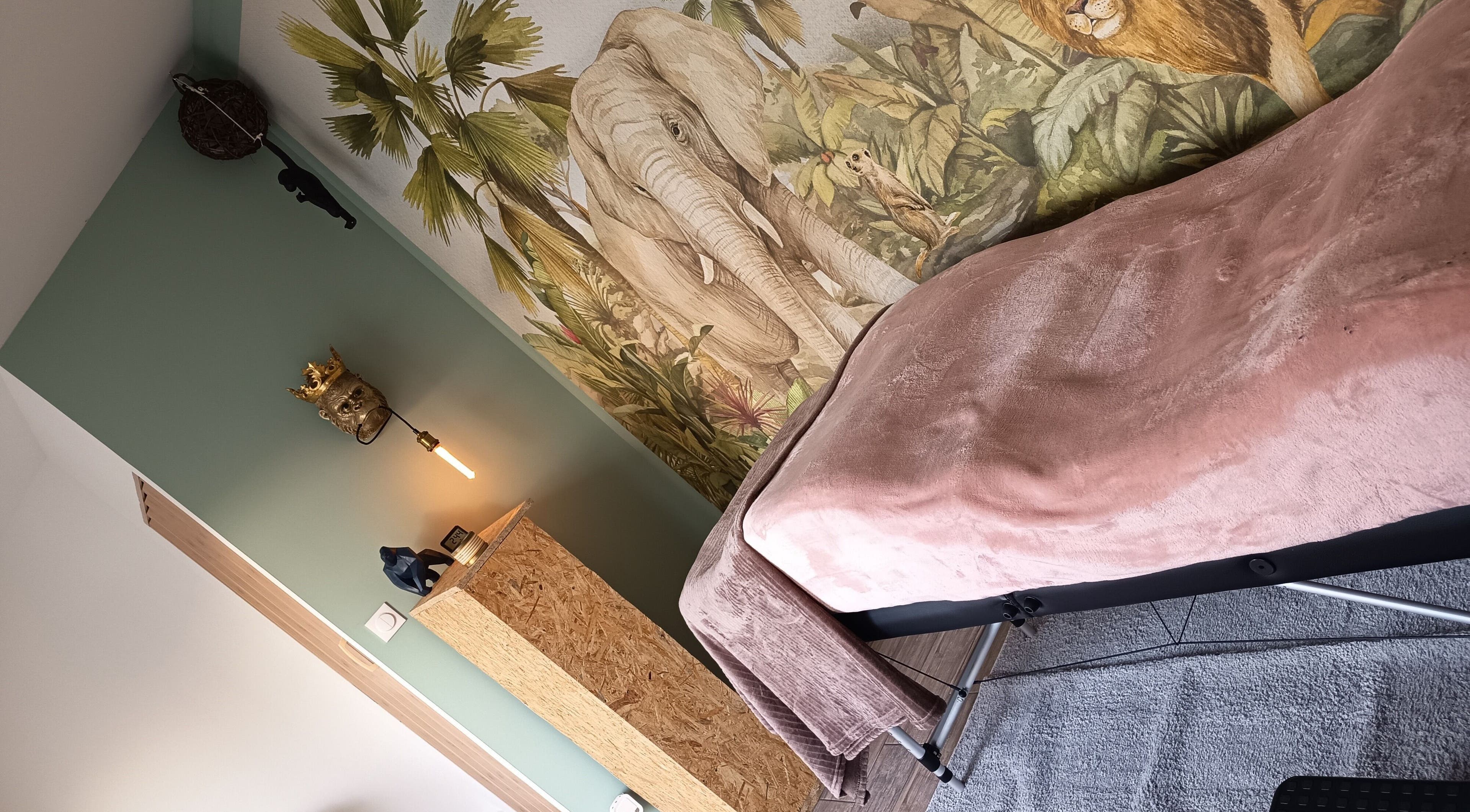 Salle de soin jungle à Les cils de No, Coudekerque-branche, Hauts-de-France, FR avec lit de massage.