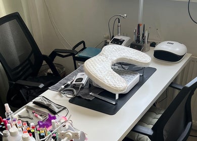 Professional nail station at Nailed by Joanne, Driebruggen, Zuid-holland, NL, featuring tools and cozy chairs.