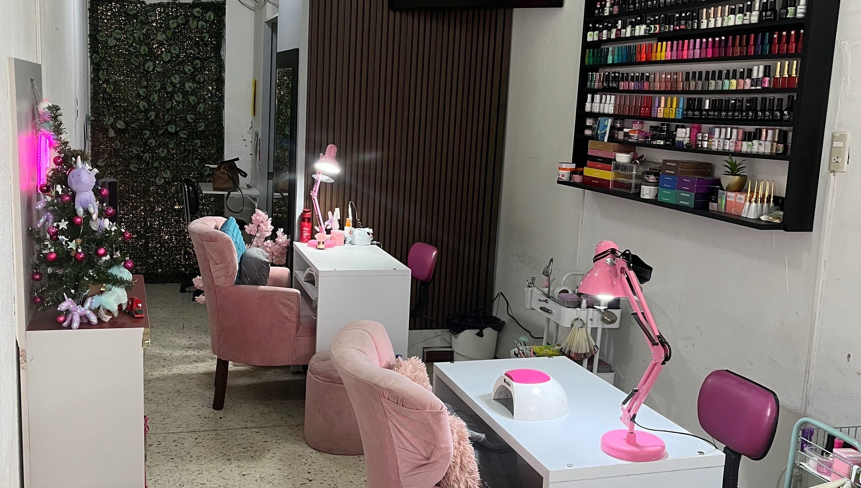 Sala de manicura moderna en Páramo Nails Qro, Santiago De Querétaro, Querétaro, MX, con sillas rosas y esmaltes.