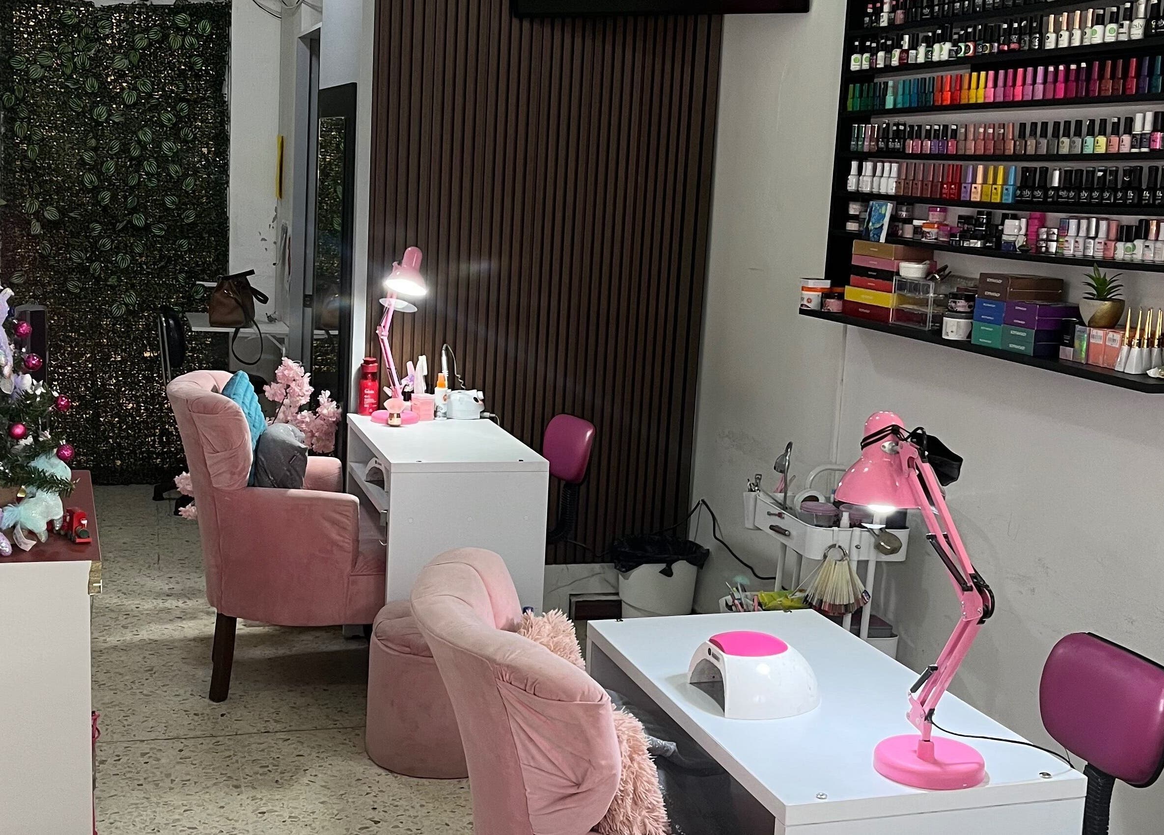 Sala de manicura moderna en Páramo Nails Qro, Santiago De Querétaro, Querétaro, MX, con sillas rosas y esmaltes.