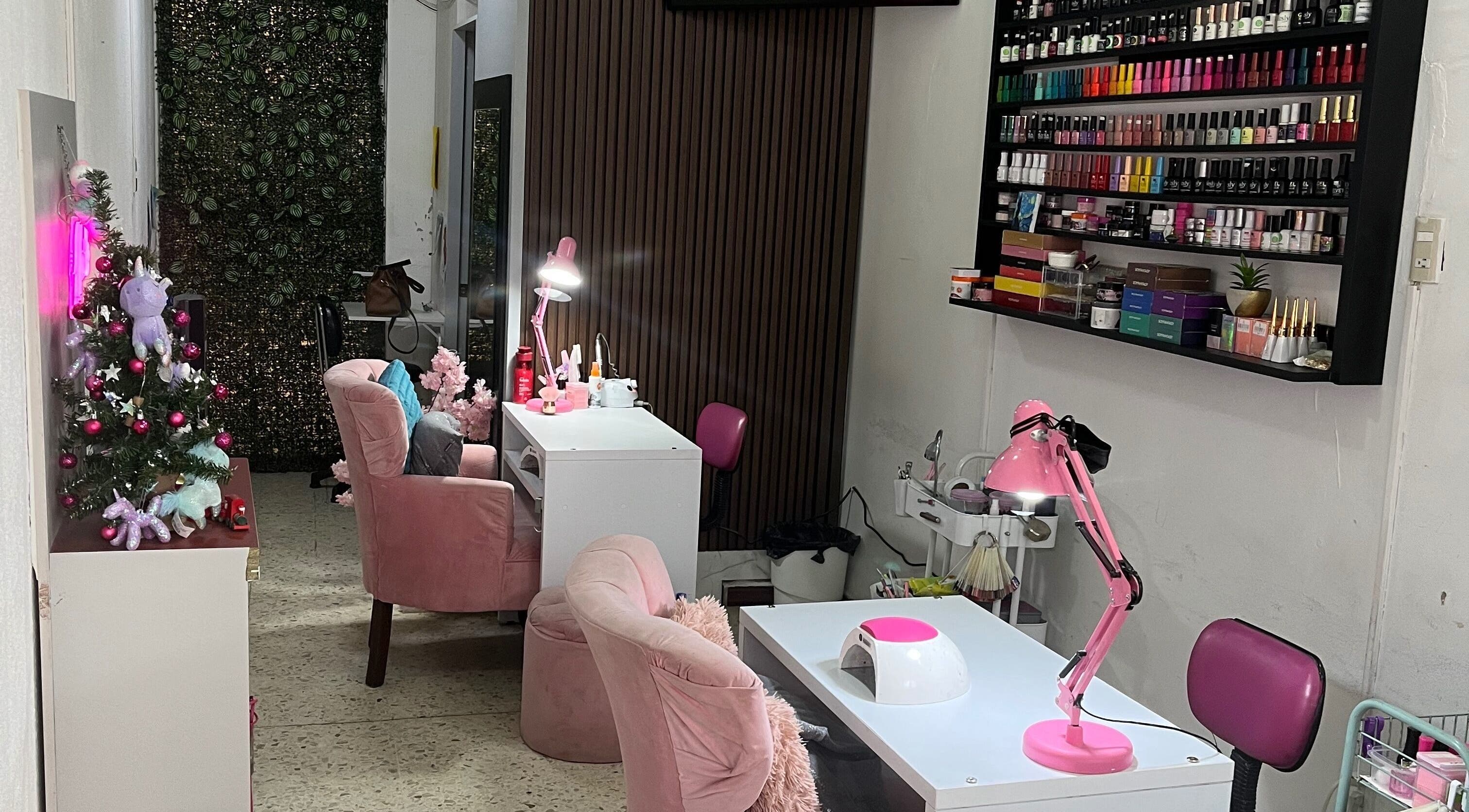 Sala de manicura moderna en Páramo Nails Qro, Santiago De Querétaro, Querétaro, MX, con sillas rosas y esmaltes.