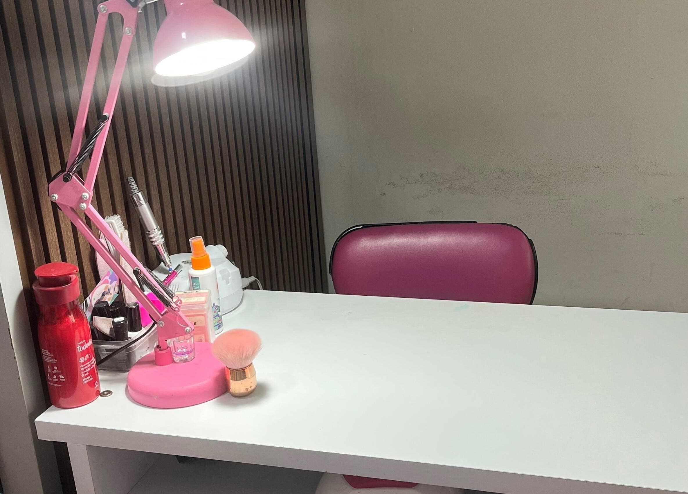 Estación de manicura en Páramo Nails Qro, Santiago De Querétaro, Querétaro, MX con lámpara rosa y suministros.