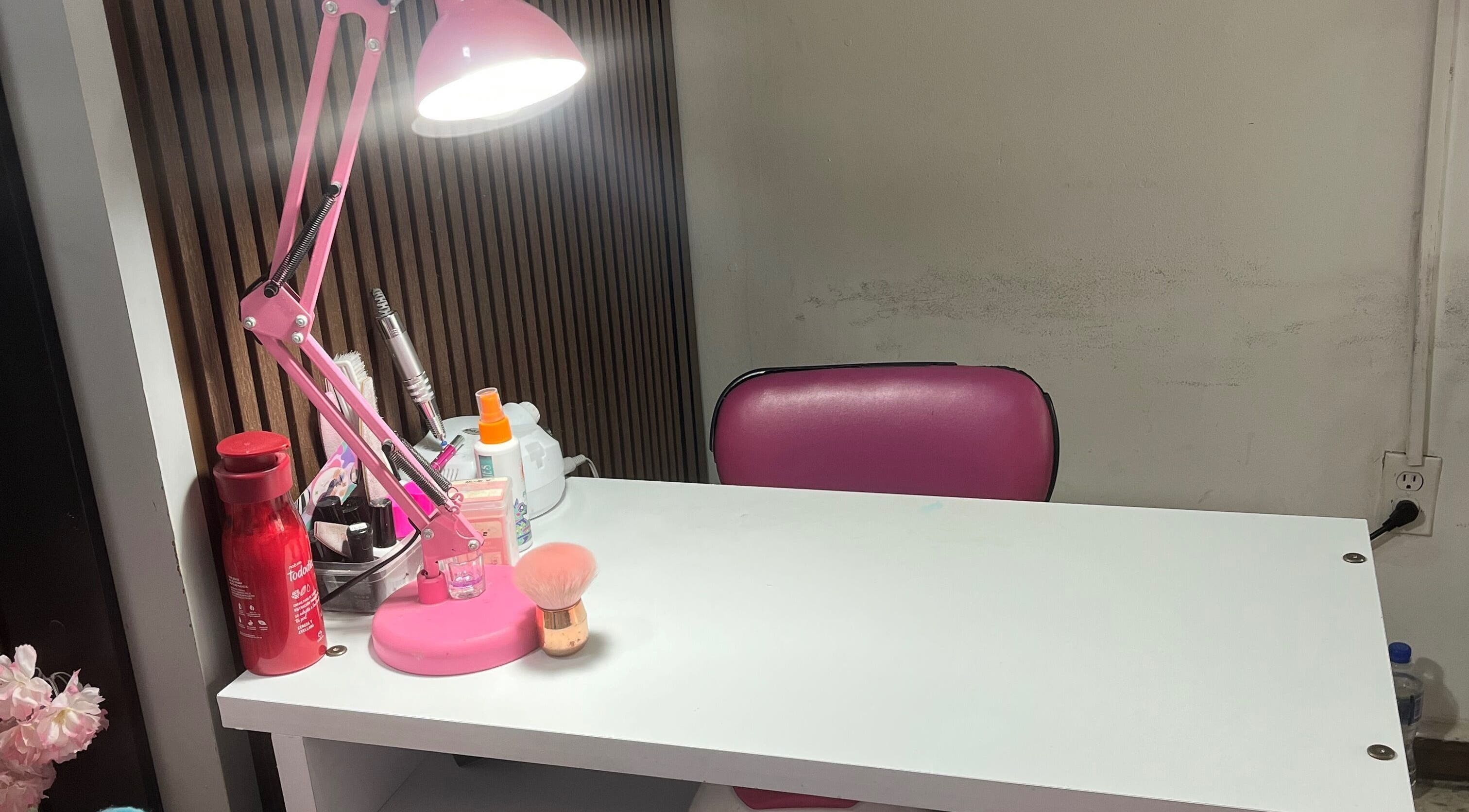 Estación de manicura en Páramo Nails Qro, Santiago De Querétaro, Querétaro, MX con lámpara rosa y suministros.