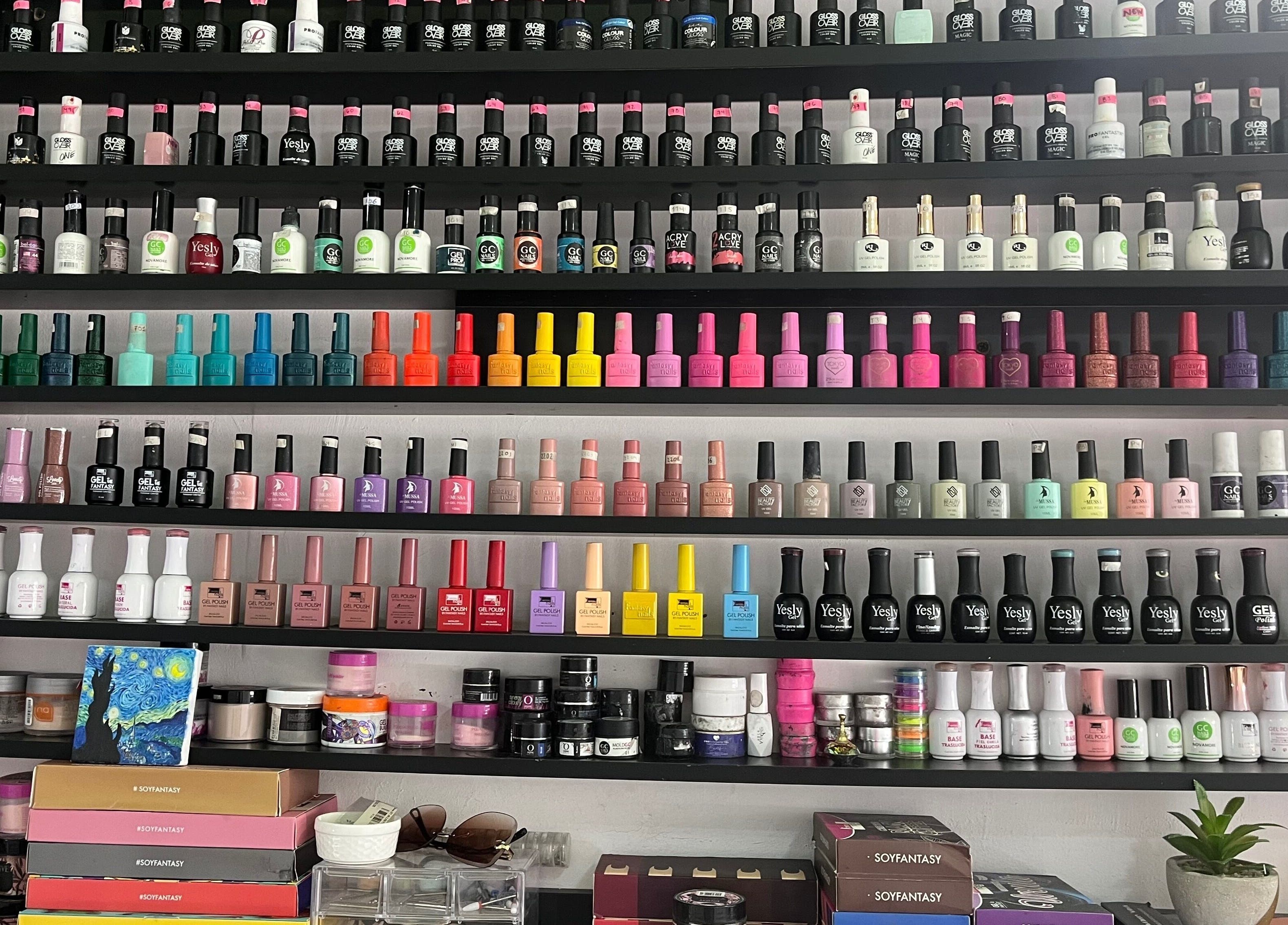 Estantes llenos de esmaltes multicolor en Páramo Nails Qro, Santiago De Querétaro, Querétaro, MX.