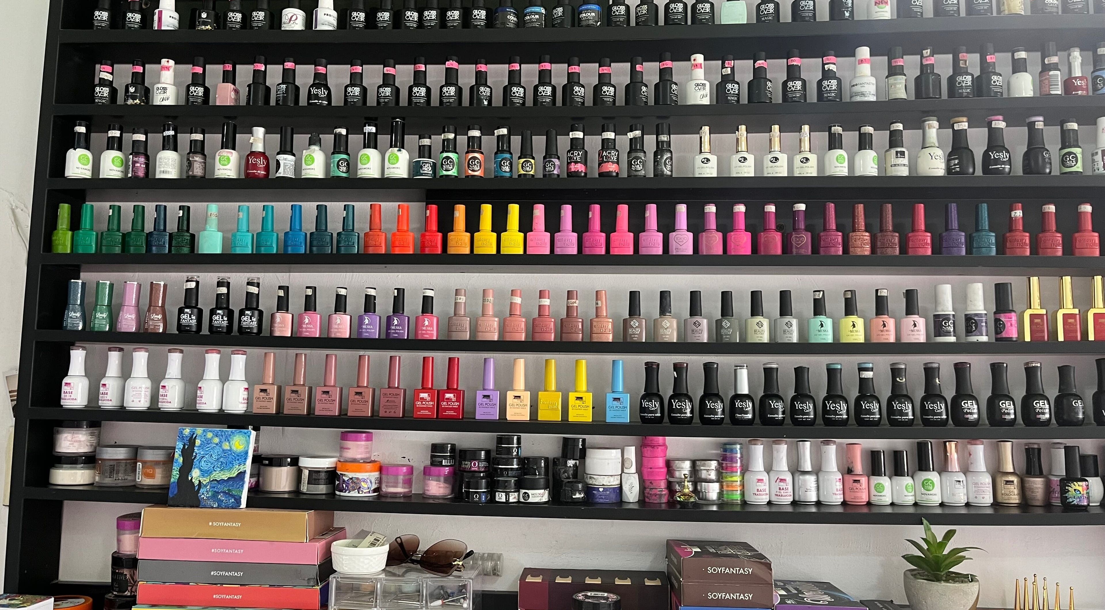 Estantes llenos de esmaltes multicolor en Páramo Nails Qro, Santiago De Querétaro, Querétaro, MX.