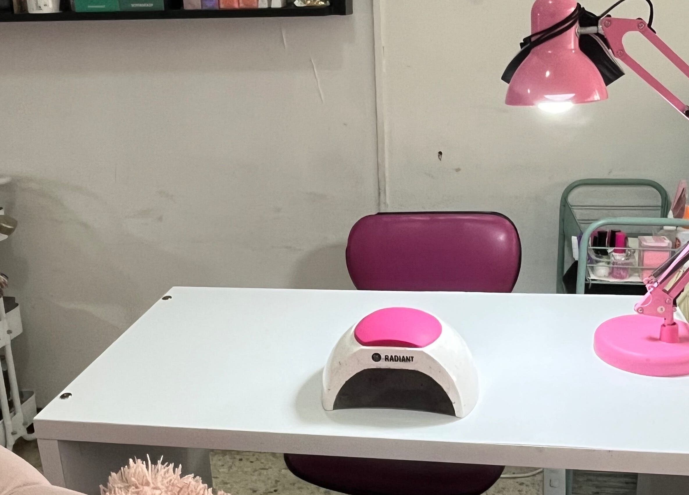 Estación de manicura en Páramo Nails Qro, Santiago De Querétaro, Querétaro, MX, con lámpara rosa y silla.