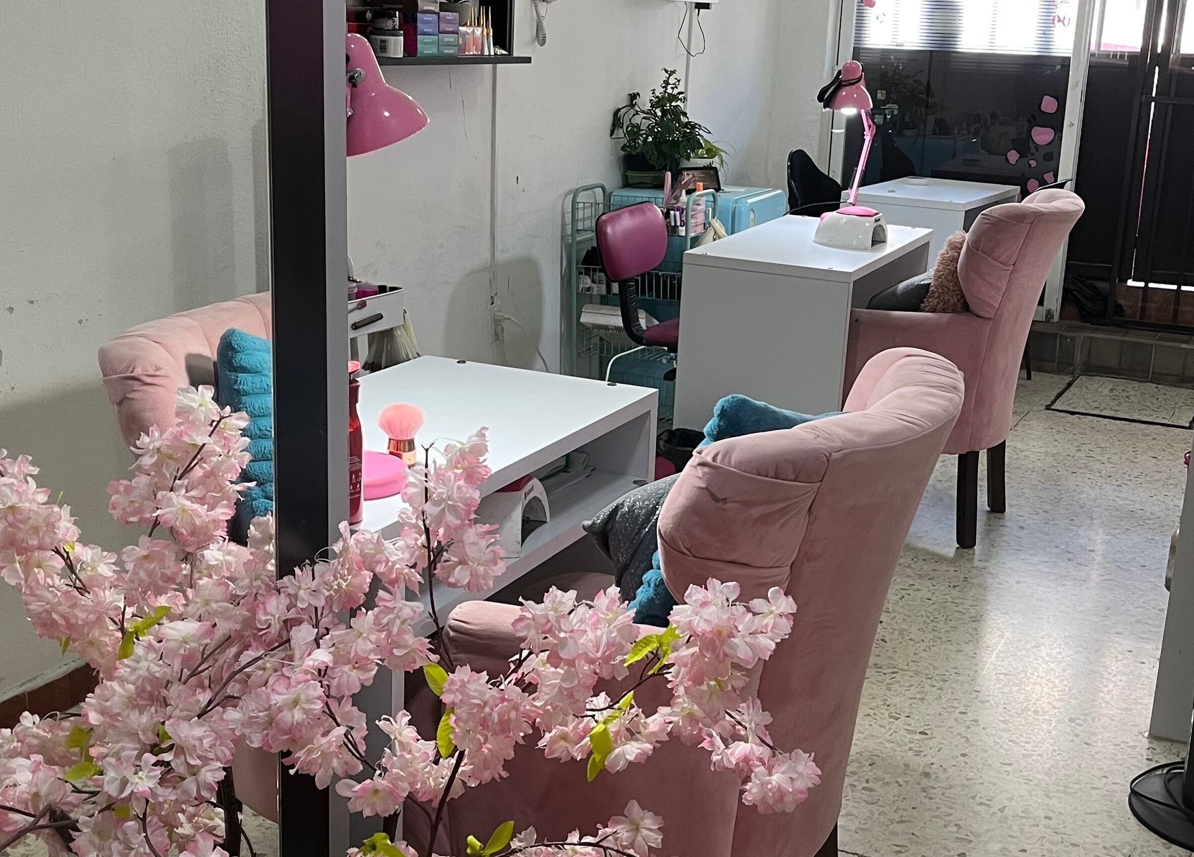 Estación de manicura en Páramo Nails Qro, Santiago De Querétaro, Querétaro, MX con sillas rosadas.