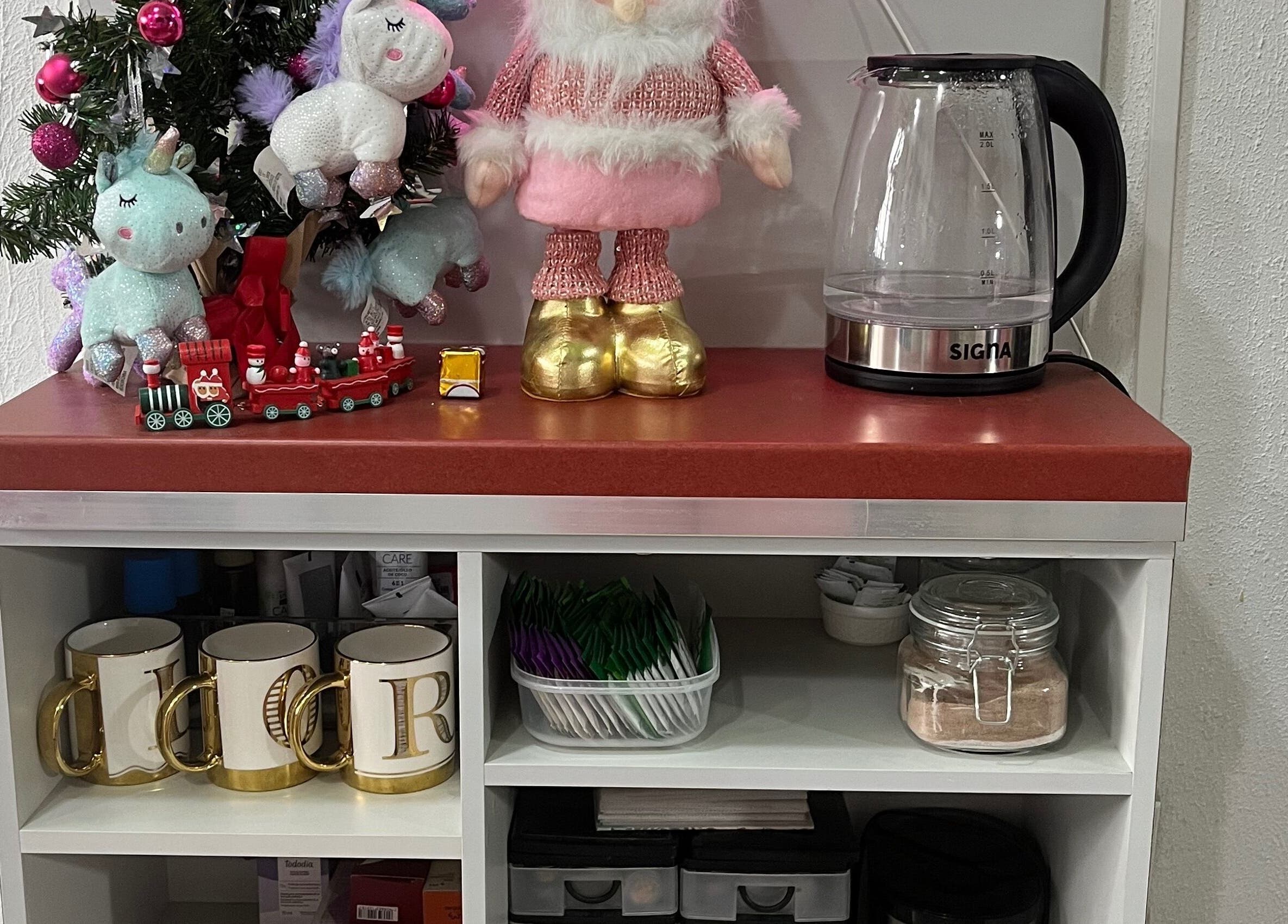 Decoración navideña en Páramo Nails Qro, Santiago De Querétaro, Querétaro, MX con unicornios y Santa.