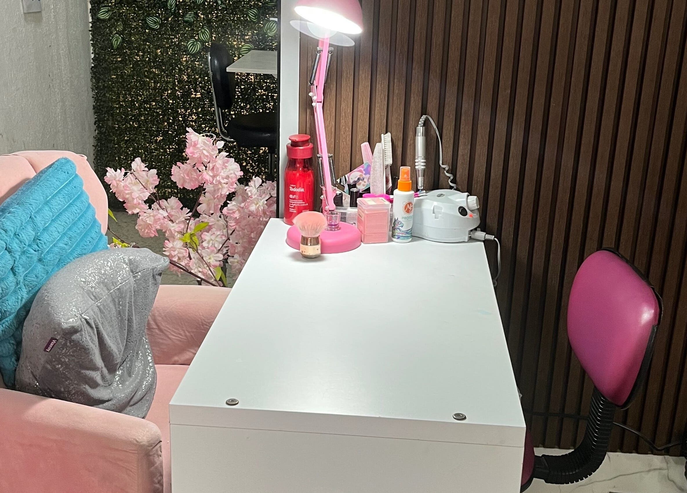 Mesa de manicura en Páramo Nails Qro, Santiago De Querétaro, MX con silla rosa y decoración floral.