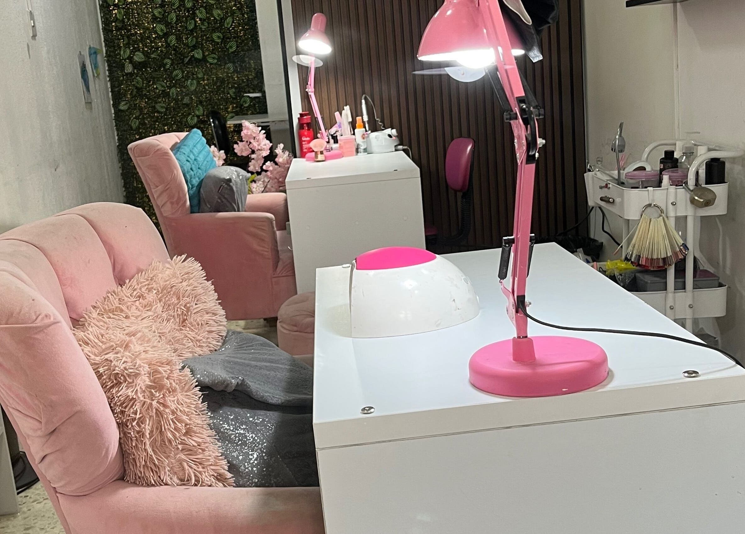 Área de manicura en Páramo Nails Qro con sillas rosadas en Santiago De Querétaro, Querétaro, MX.