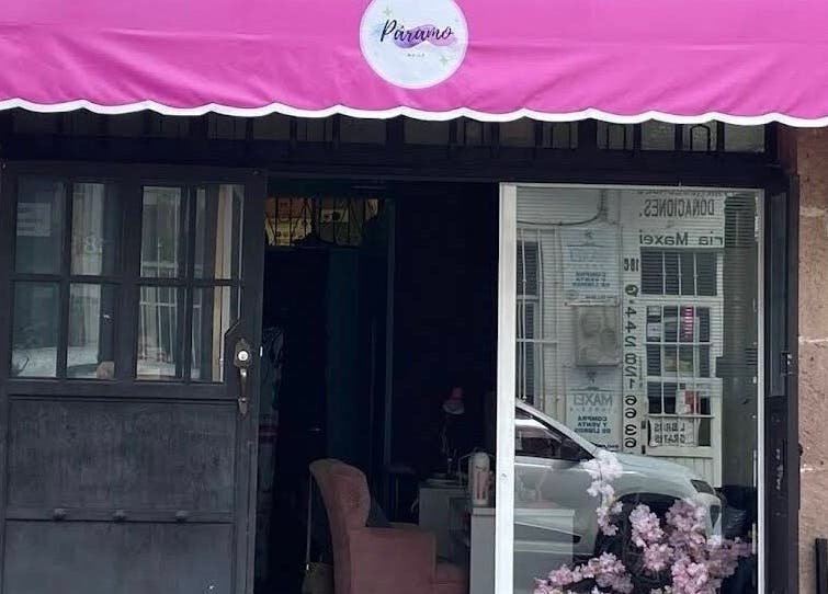 Escaparate de Páramo Nails Qro en Santiago De Querétaro, Querétaro, MX con toldo rosa vibrante.