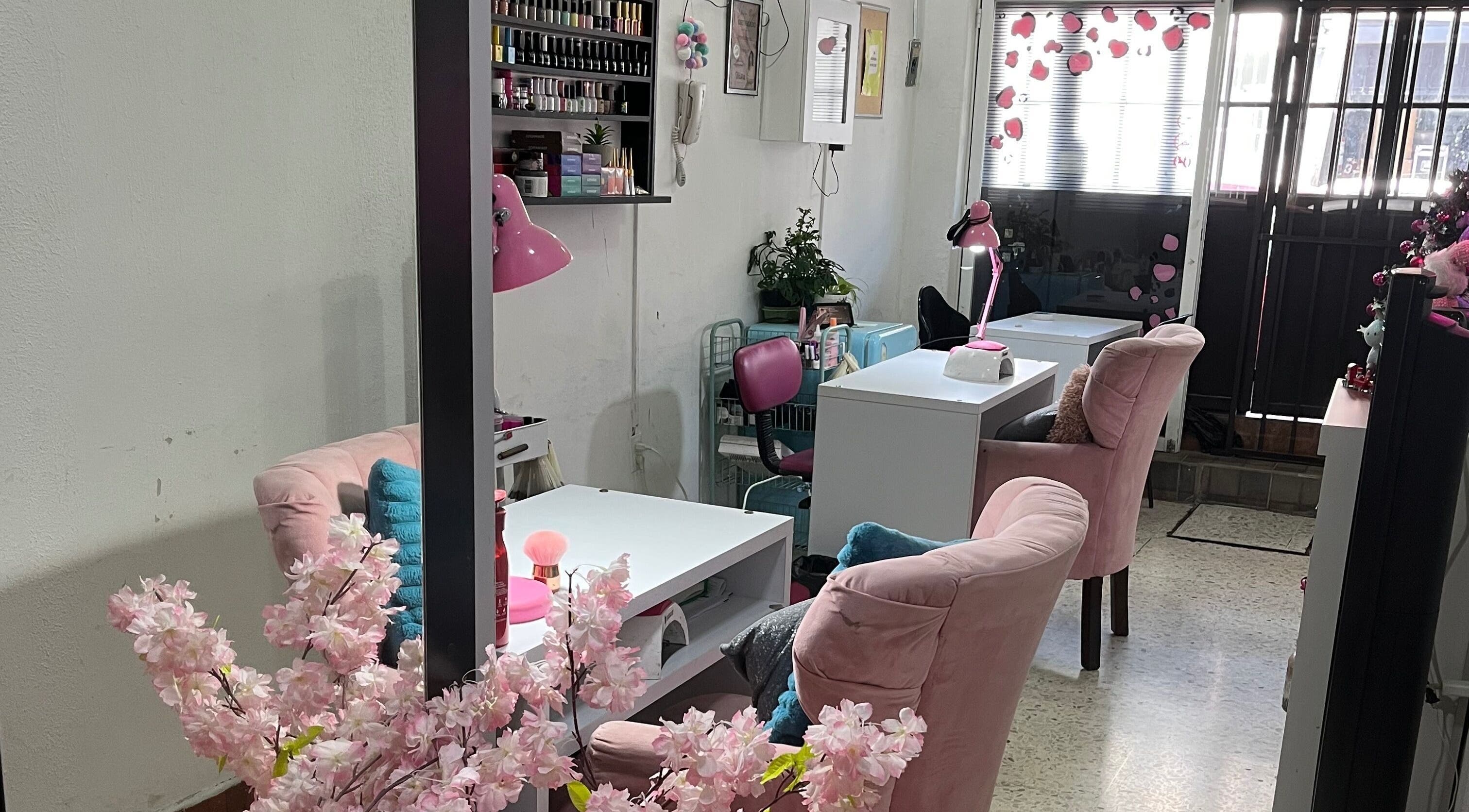 Páramo Nails Qro en Santiago De Querétaro, Querétaro, MX, salón con decoración rosa y sillas cómodas.