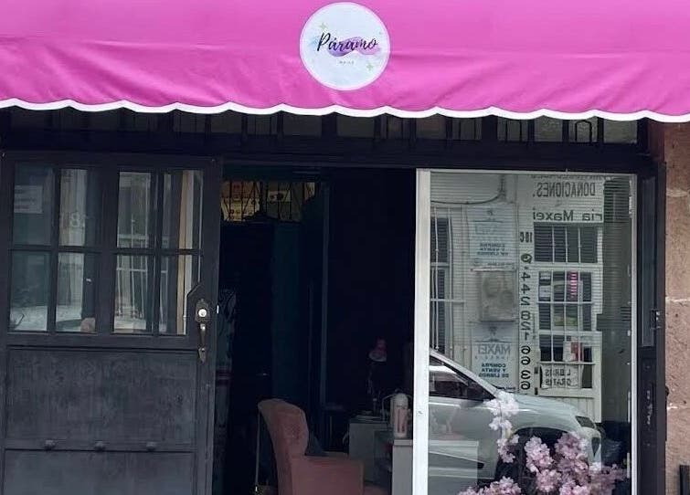 Fachada de Páramo Nails Qro en Santiago De Querétaro, Querétaro, MX con toldo rosa vibrante.