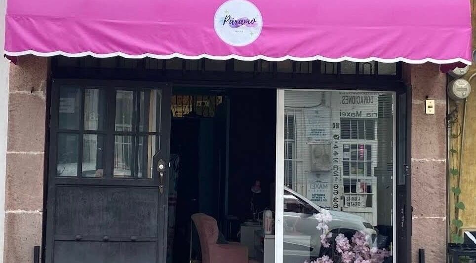 Fachada de Páramo Nails Qro en Santiago De Querétaro, Querétaro, MX con toldo rosa vibrante.