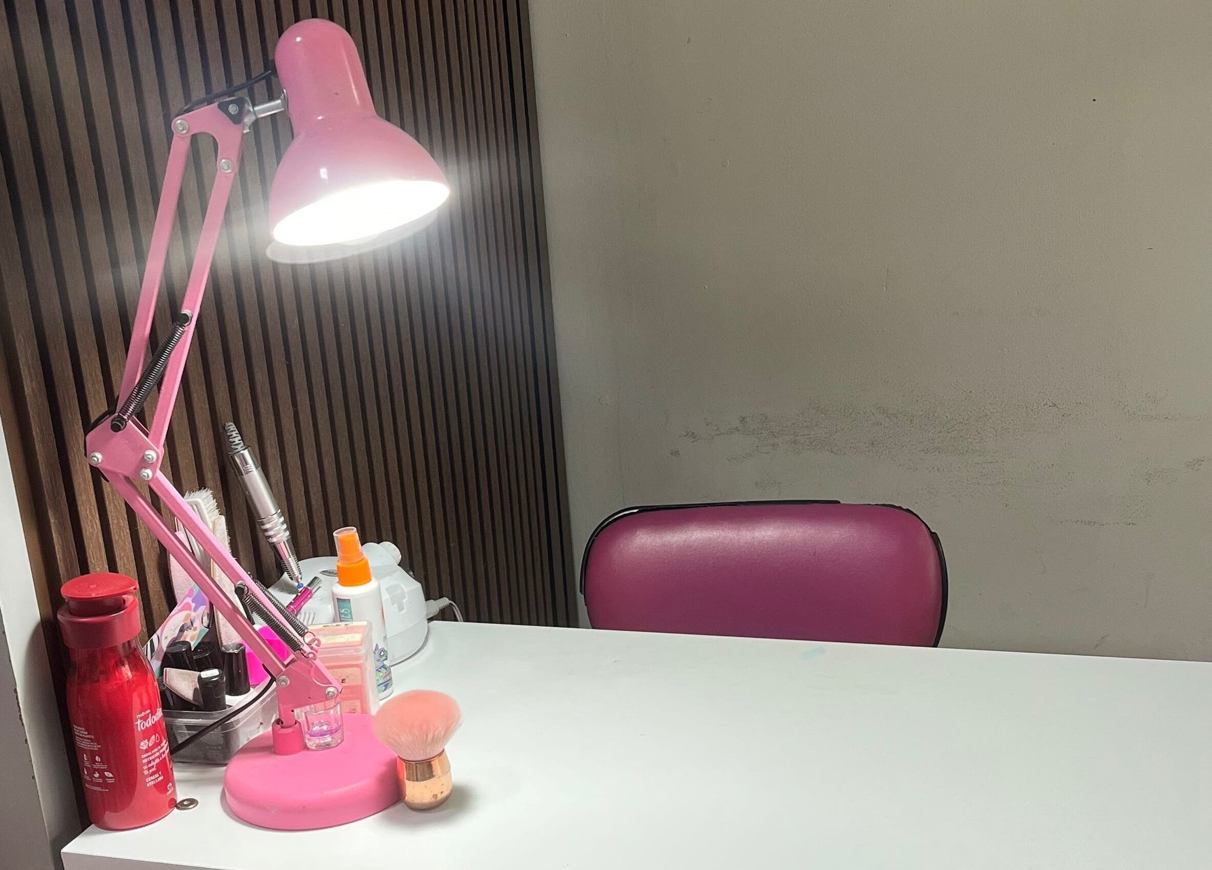 Estación de manicura en Páramo Nails Qro, Santiago De Querétaro, Querétaro, MX con lámpara rosa y herramientas.