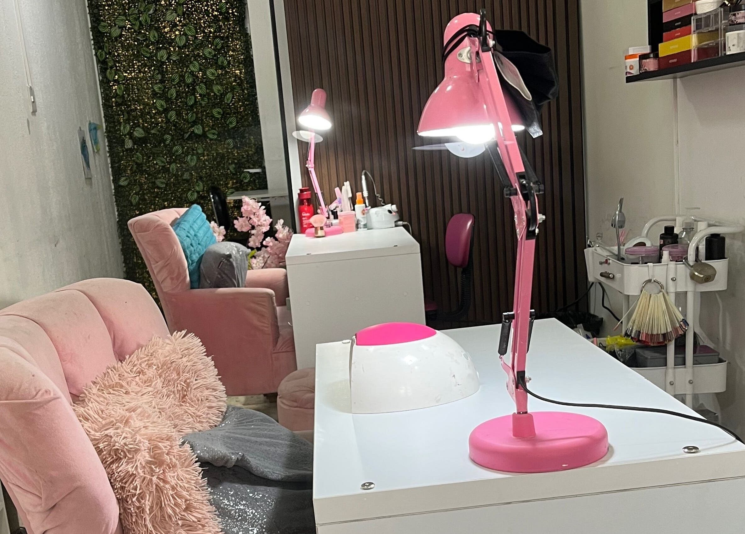 Espacio acogedor en Páramo Nails Qro, Santiago De Querétaro, MX con sillas rosas y lámparas para manicura.
