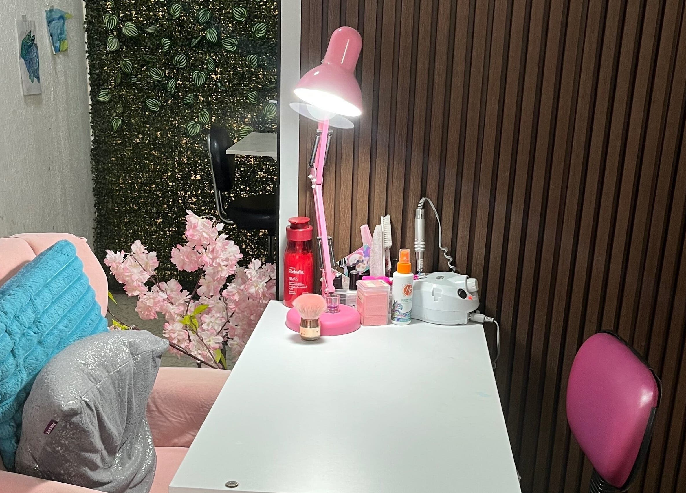 Espacio acogedor en Páramo Nails Qro, Santiago De Querétaro, Querétaro, MX, con decoraciones florales.