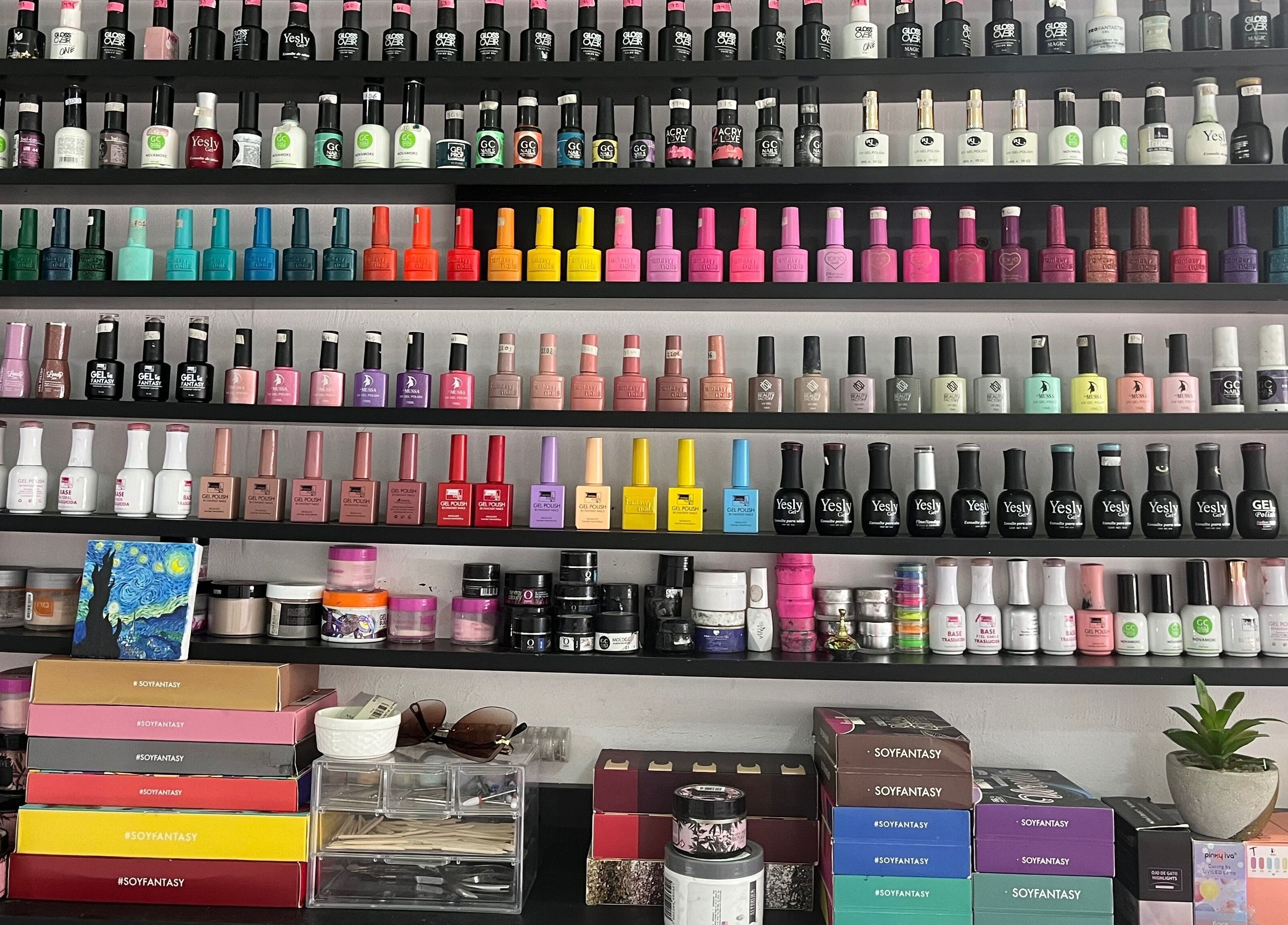 Esmaltes de uñas en estantes en Páramo Nails Qro, Santiago De Querétaro, Querétaro, MX.