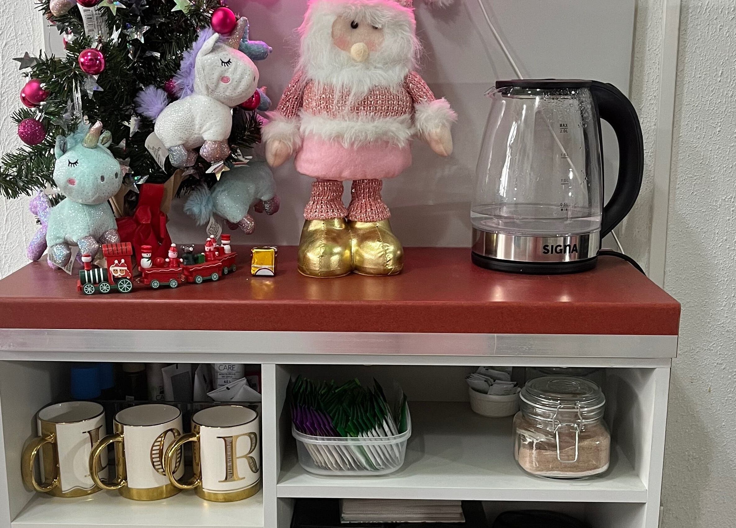 Decoración navideña en Páramo Nails Qro, Santiago De Querétaro, Querétaro, MX con árbol y tazas.