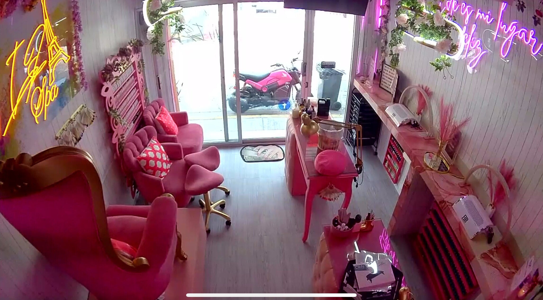 Sala de NizaNailsspa en Naucalpan De Juárez, Estado De México, MX, decorada con elegantes asientos rosa.