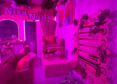Interior de NizaNailsspa con decoración rosa en Naucalpan De Juárez, Estado De México, MX.