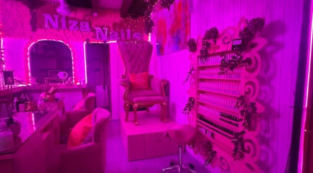 Interior de NizaNailsspa con decoración rosa en Naucalpan De Juárez, Estado De México, MX.