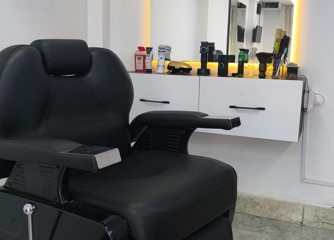Silla de barbero moderna en Barbería LUXFADE, Bogotá, Bogotá, CO. Con equipamiento profesional.