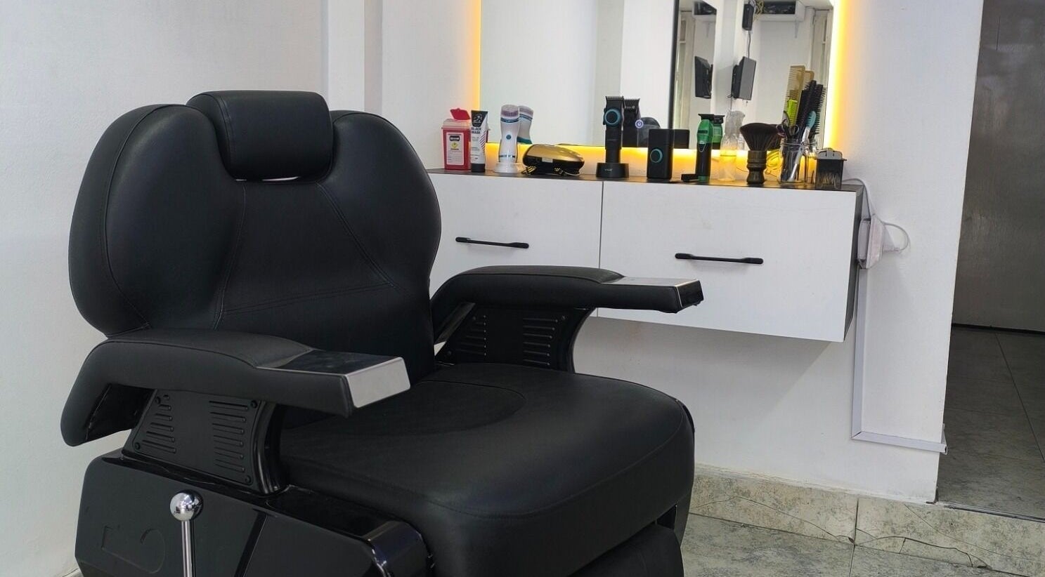 Silla de barbero moderna en Barbería LUXFADE, Bogotá, Bogotá, CO. Con equipamiento profesional.
