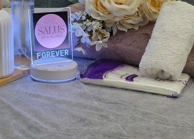 Relaxing setup at Salus Spa - Home Service - سالس سبا - خدمة منزلية in Jeddah, SA with towels and floral decor.