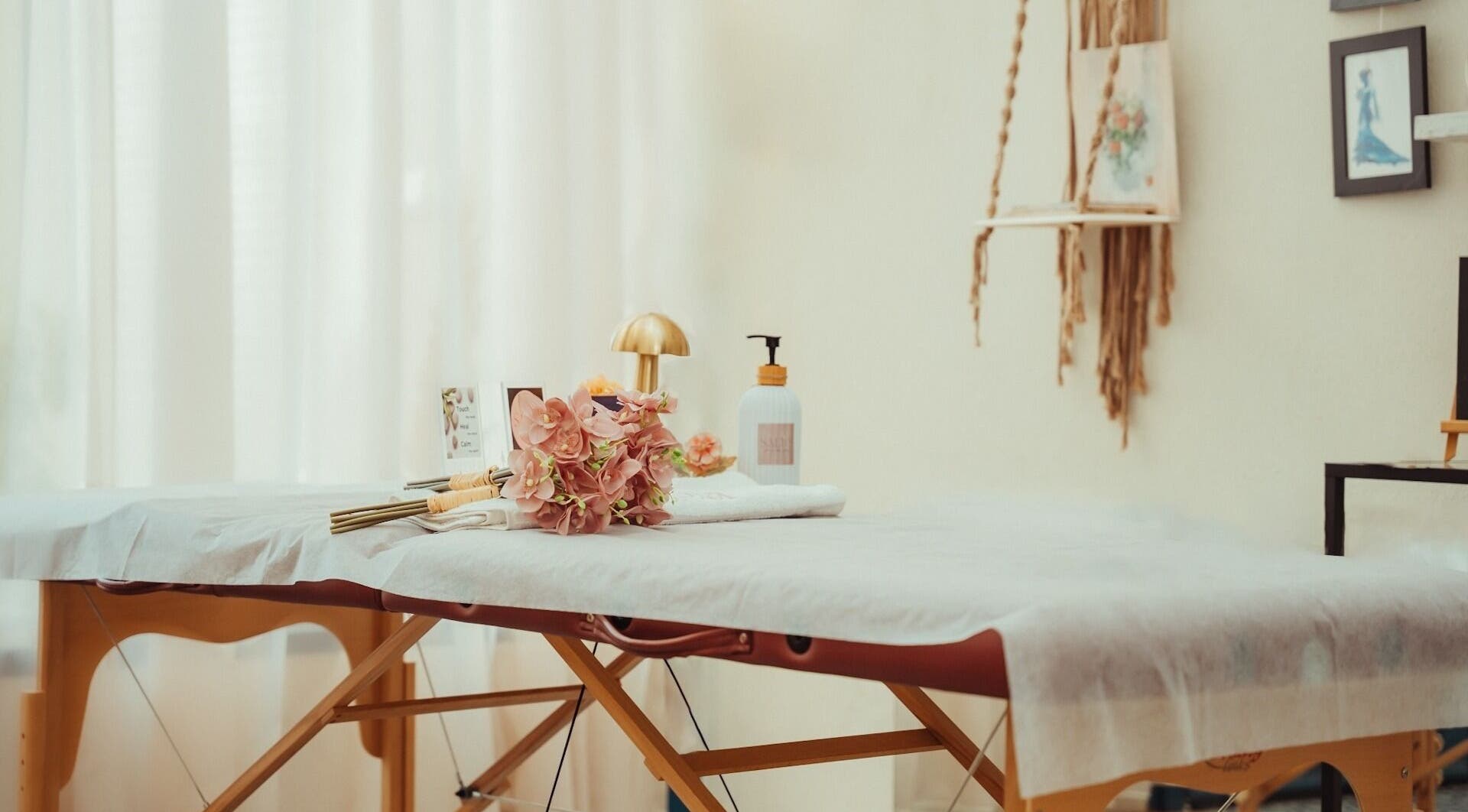 طاولة تدليك مريحة مع زهور في سالس سبا - خدمة منزلية، جدة، السعودية.