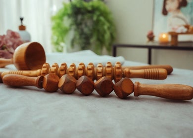 أدوات تدليك خشبية في سالس سبا - خدمة منزلية، جدة، السعودية لجلسات استرخاء مثالية.