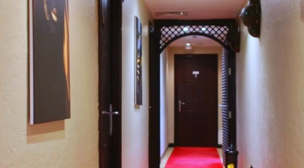 Elegant corridor at Ola Ladies Beauty Center, أبو ظبي, أبو ظبي, AE with luxurious red carpet.