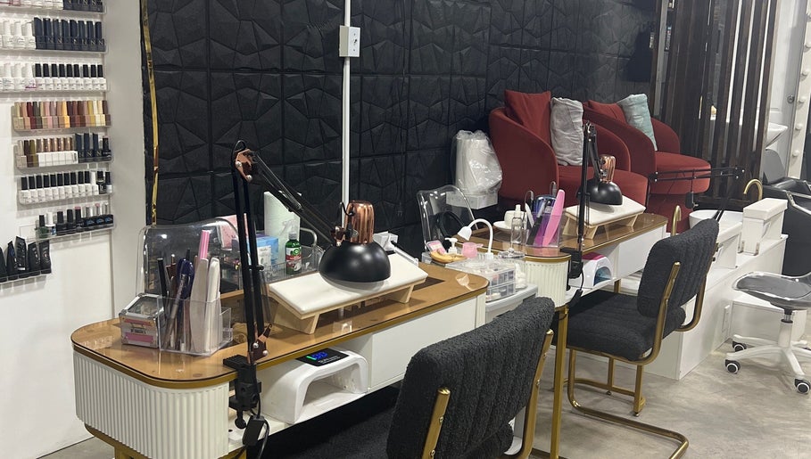 Espacio de manicura en @fernailspty, Panamá, Provincia De Panamá, PA, con sillas y lámparas modernas.