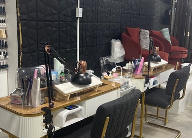Espacio de manicura en @fernailspty, Panamá, Provincia De Panamá, PA, con sillas y lámparas modernas.