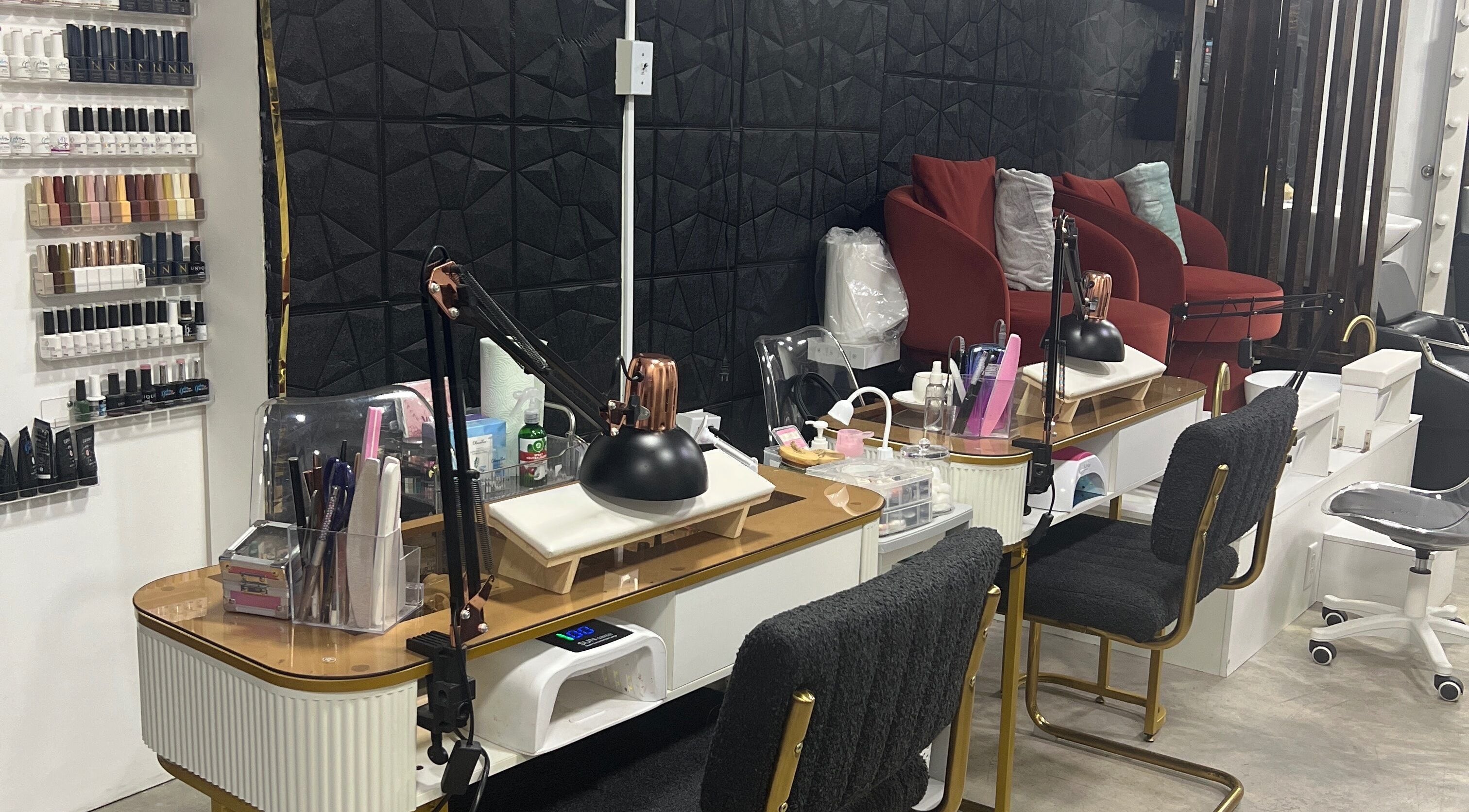 Espacio de manicura en @fernailspty, Panamá, Provincia De Panamá, PA, con sillas y lámparas modernas.