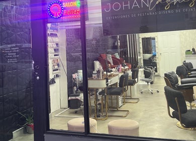 Interior de @fernailspty en Panamá, Provincia De Panamá, PA mostrando cómodas sillas y área de belleza.