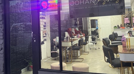 Interior de @fernailspty en Panamá, Provincia De Panamá, PA mostrando cómodas sillas y área de belleza.