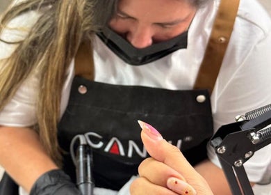 Técnica de uñas en @fernailspty, Panamá, Provincia De Panamá, PA, mostrando diseño detallado.