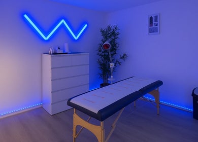 Rustgevende neonverlichte behandelruimte bij Hijama Driver, Cuijk, Noord-brabant, NL.