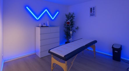 Rustgevende neonverlichte behandelruimte bij Hijama Driver, Cuijk, Noord-brabant, NL.