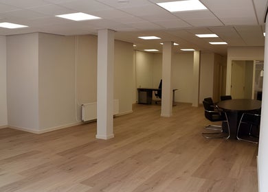 Moderne interieur van Hijama Driver in Cuijk, Noord-brabant, NL met houten vloeren en strak meubilair.