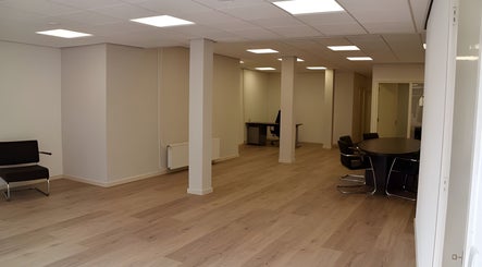 Moderne interieur van Hijama Driver in Cuijk, Noord-brabant, NL met houten vloeren en strak meubilair.