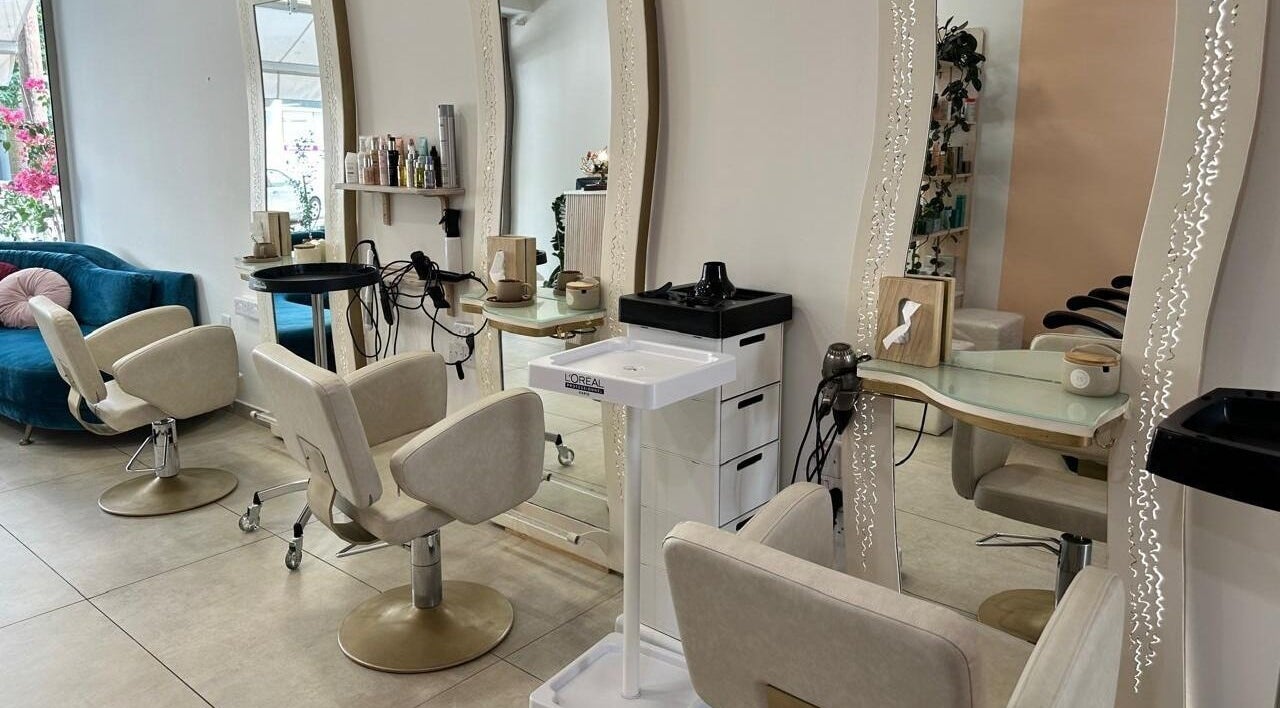 Καλαίσθητος χώρος σαλόνι στο Tania S Hair and Head Spa, Λευκωσία, Λευκωσία, CY με μοντέρνα επίπλωση.