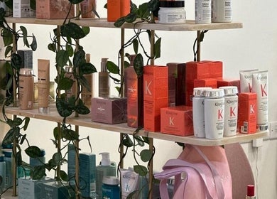 Ράφια γεμάτα προϊόντα ομορφιάς στο Tania S Hair and Head Spa, Λευκωσία, Λευκωσία, CY.