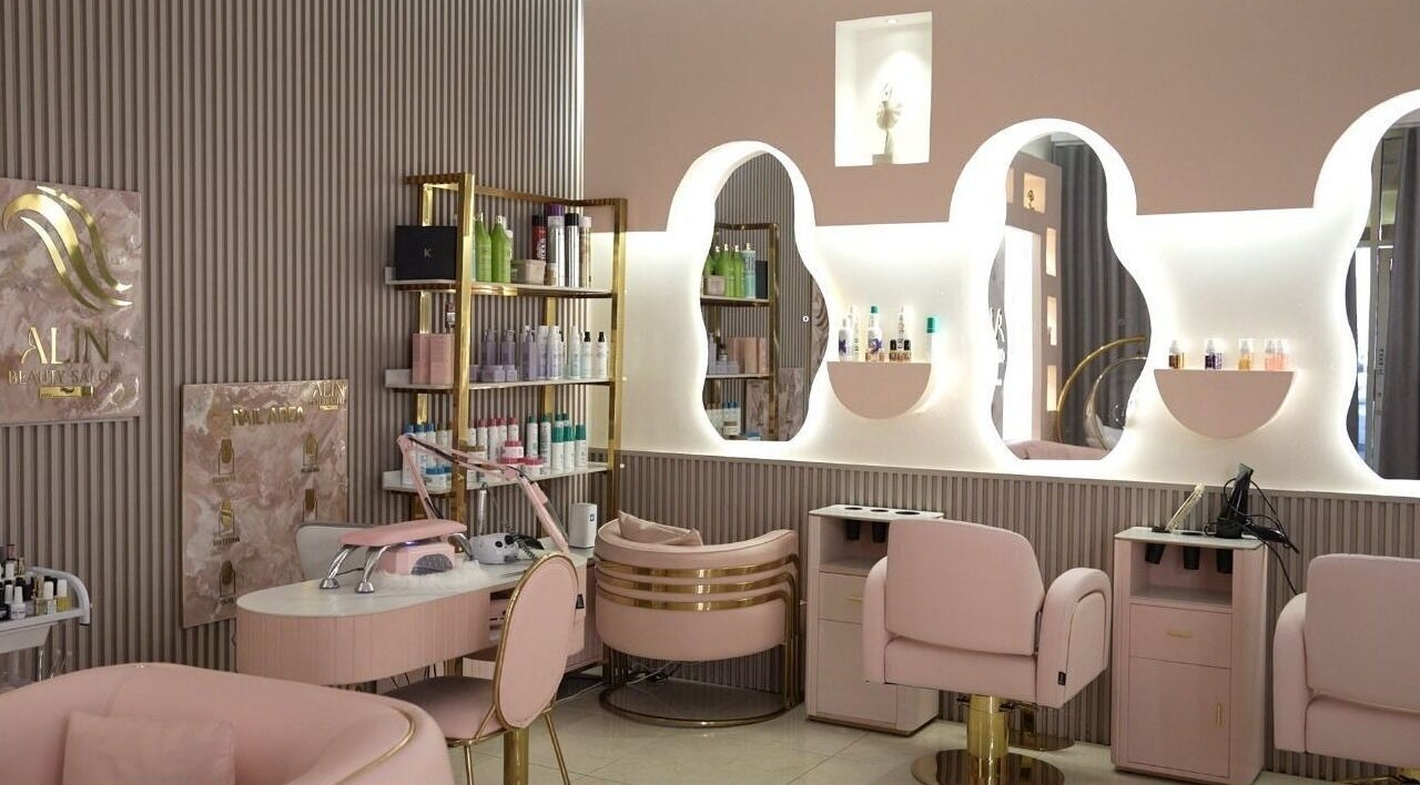 ديكور داخلي عصري في صالون ألين عمر للتجميل بالشارقة: أناقة وراحة.