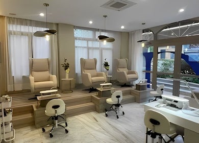 Sala elegante en Mali Estetica Avanzada, Madrid, Comunidad De Madrid, ES con sillas de lujo.