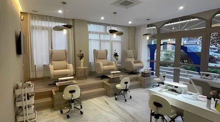Sala elegante en Mali Estetica Avanzada, Madrid, Comunidad De Madrid, ES con sillas de lujo.